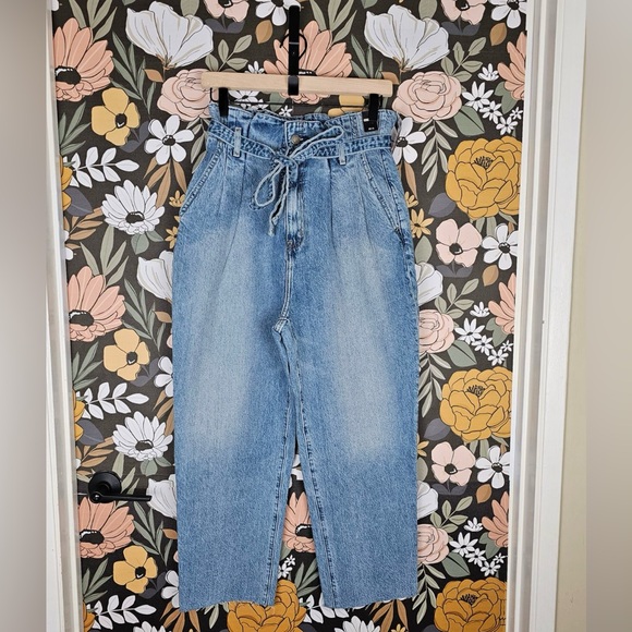 A&F Ultra High Rise Paper-bag Waist Mom Jean Women Size 29 (Short) 80s 90s Style - Picture 2 of 9